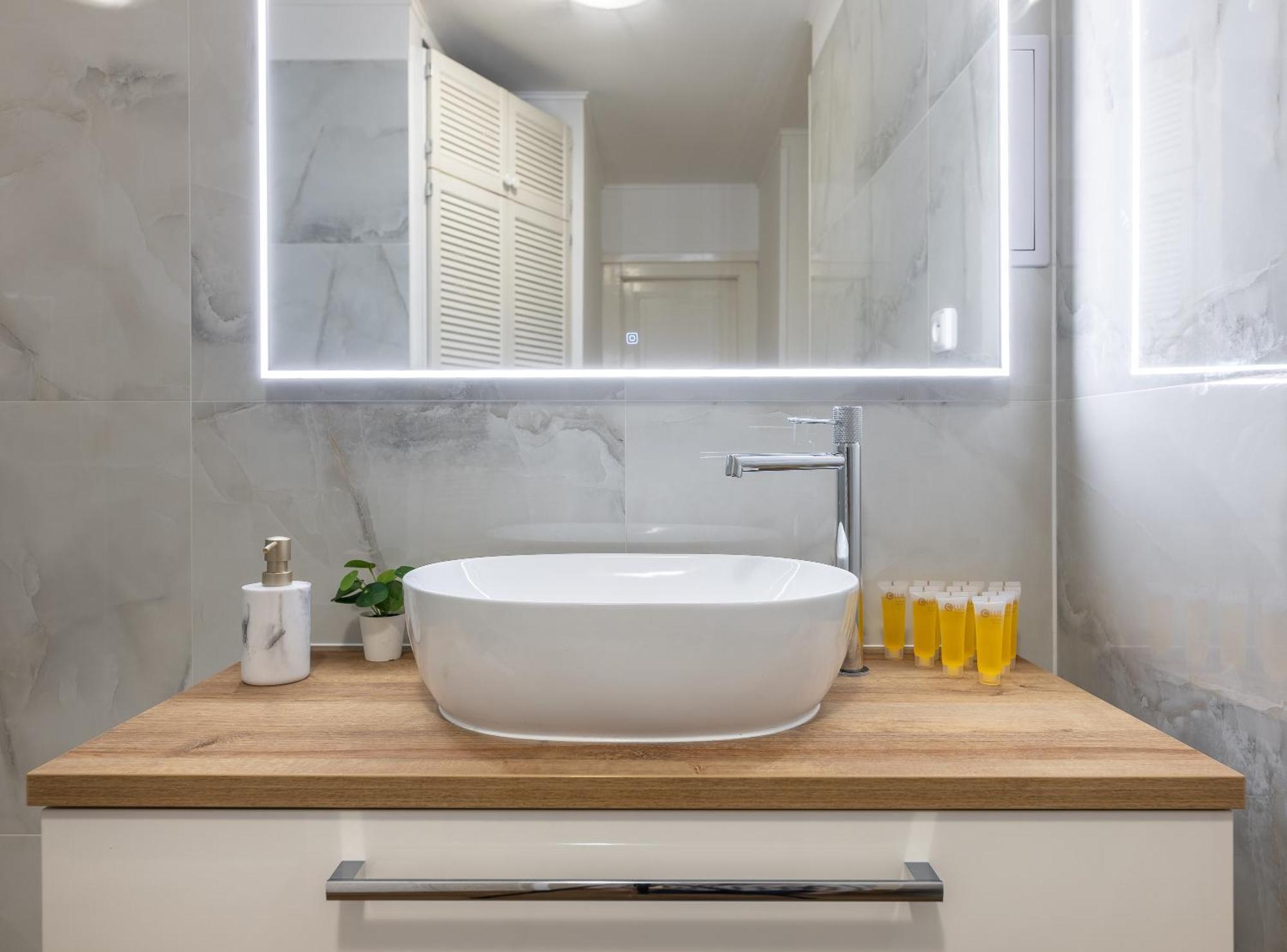 Spacious 2-bedroom In Old Town Apartment *