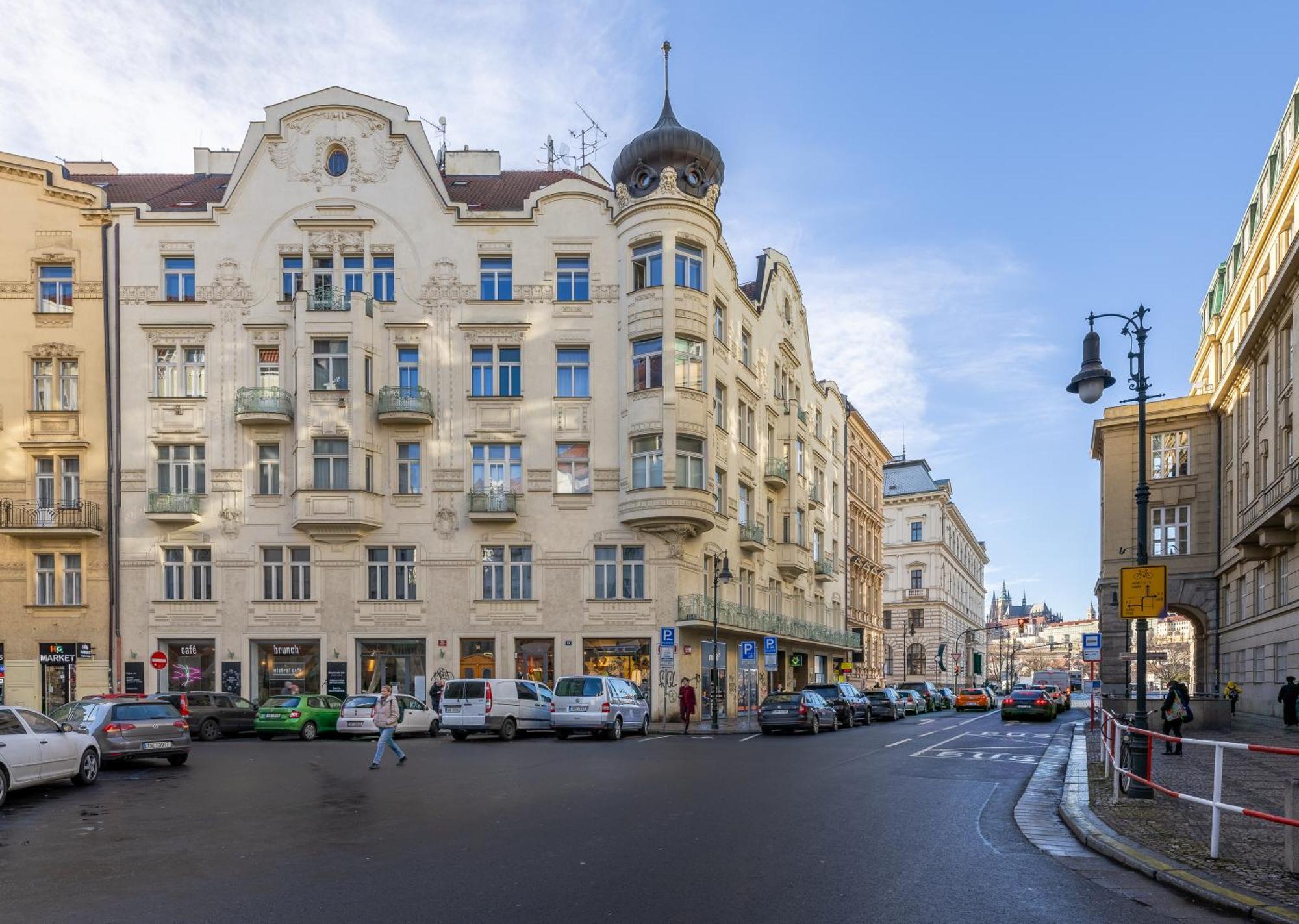 Spacious 2-bedroom In Old Town Apartment