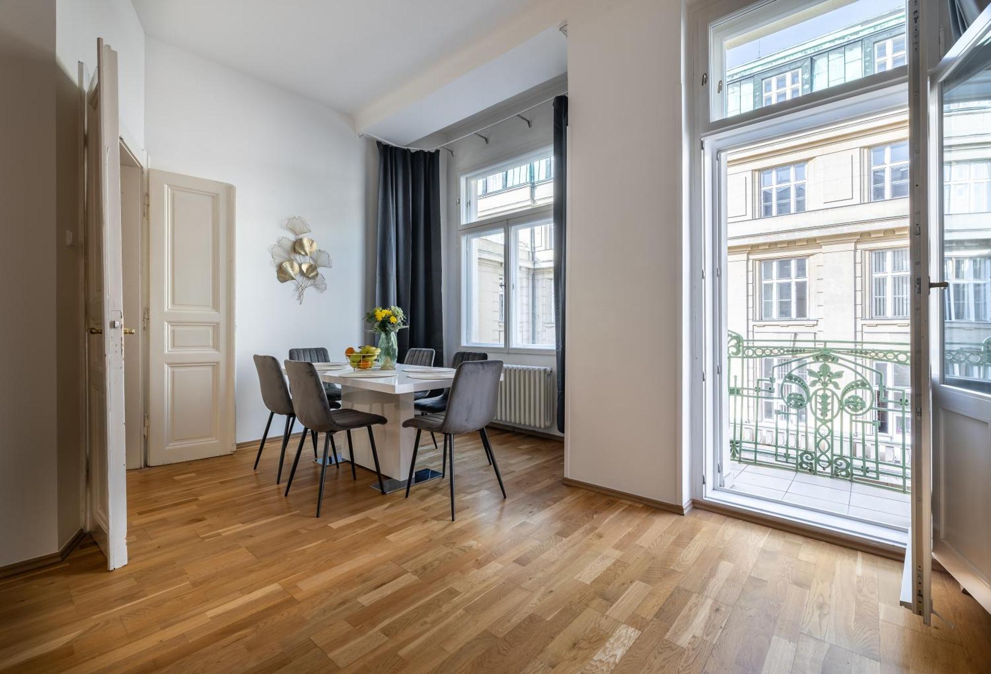 Spacious 2-bedroom In Old Town Apartment